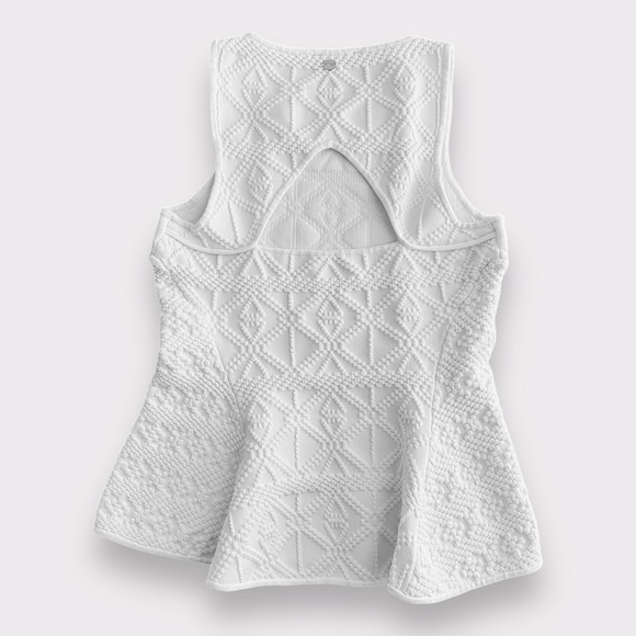 Guess White Textured Sleeveless Peplum Top - Picture 2 of 5